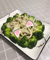 "晒晒我的晚餐吧,卤牛肉和猪蹄哦……"
