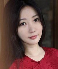 柳岩分享披发红裙美照 晒P图心得称精修后有自信
