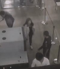 ����Ů����֣�ݳ�վһ������Ա��Ϯ�ذ��족�ѱ��ΰ�����