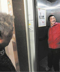 "老人散尽家中财,收养脑瘫儿,孩子成年后开网店赚钱报恩."