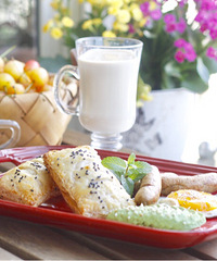 #小学生早餐#焦糖奶茶,榴莲酥,荷包蛋,
