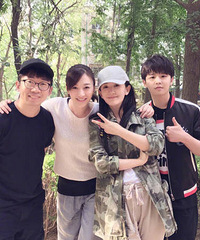 姐妹情深!谢娜探班李小冉为其庆生 趁机过了把导演瘾