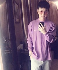 贾乃亮晒自拍照称又瘦六斤 穿紫色上衣很有精神