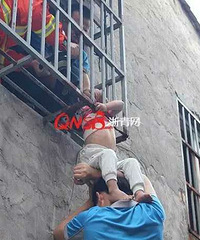 "惊险!温州6岁男童头卡在二楼防盗窗上身子"
