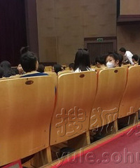 窦靖童周冬雨又约了 带着妈妈看话剧