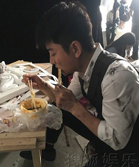 好心酸!贾乃亮片场吃饭狼吞虎咽引粉丝心疼
