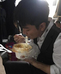 李小璐看了会心疼!贾乃亮在片场好像几天没吃饭
