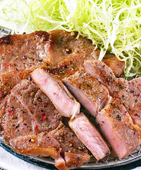 "梅花肉:其实指的是杀猪的时候,在猪颈部下"