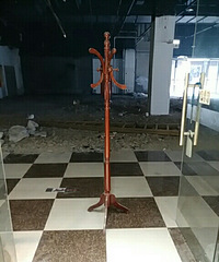 "欧式实木衣帽架:60元。欧式实木衣帽架6"