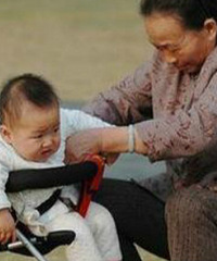 前夫是个老赖,我该把孩子留给他们家吗?