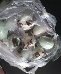 "嘉兴有人晒了单位端午福利 20个咸鸭蛋全部都碎了!但还是要感"