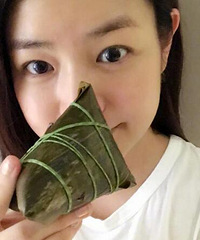 "陈妍希素颜吃粽子 满脸胶原蛋白似少女"
