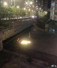 ����Ů��վ4Сʱ���ף�����ʼ��δ���֡�