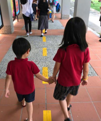 吴尊儿童节学儿童CPR 晒儿女背影照幸福感爆棚