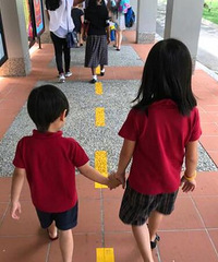 吴尊儿童节学儿童CPR 晒儿女背影照幸福满满