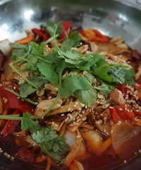 "东南亚风格的花园餐厅、萧山路边店的特色菜肴,统统都是10多块"