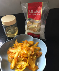 糖渍橙皮材料:橙子皮5个,冰糖适量,蜂蜜