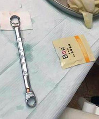 寂寞男子用扳手自慰,结果悲剧了!