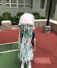 蔡少芬上演实力坑娃 制作水母道具遮住女儿全脸