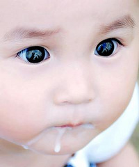 "婴儿每次吃多少奶?不同月龄宝宝的喝奶量~"