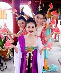 明星高温拍戏避暑花样多 杨幂没包袱袁咏仪豪气