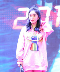 杨幂穿粉卫衣少女感up 玩下衣失踪秀“小鸟腿”