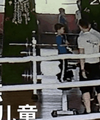 武馆教练掌掴4岁娃