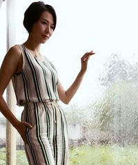 蔡少芬雨天工作感慨生活 条纹套装长腿实力抢镜