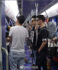 有趣 地铁一号线看到一群人在搞行为艺术