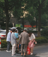 大写的尴尬!裙子被车轮咬住,一群人开撕…