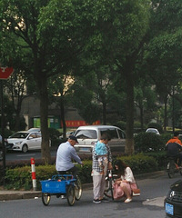 大写的尴尬!裙子被车轮咬住,一群人开撕…