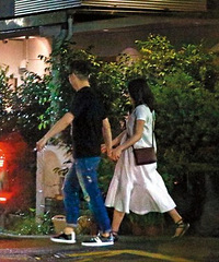 庾澄庆夫妇街头牵手秀恩爱 妻子7个月孕肚首曝光