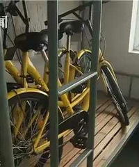 高校男生将3辆共享单车藏宿舍床上 自称不犯法