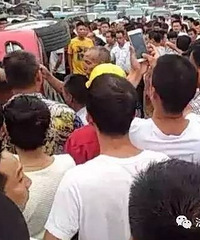 惹众怒!女子横穿马路被车主殴打, 围观群众一怒掀翻车!