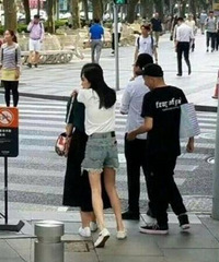 网友街头偶遇杨幂 背后环抱女工作人员少女心