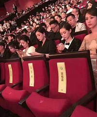 杨紫被刘涛蒋欣冷落?别人玩手机,只有她在呆坐放空