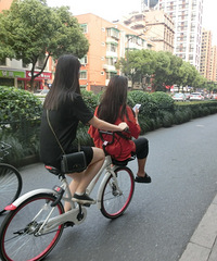 你倆都是年纪轻轻的姑娘,居然有脸这样?!
