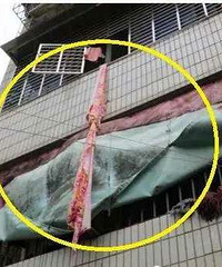 男子与情人约会被妻子堵门 抓着床单悬挂在窗外