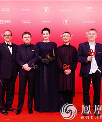 许晴飒气亮相上影节红毯 金爵奖唯一女评委气场十足