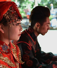 "一年结婚200次是怎么回事?女孩扮新娘挣嫁妆一年结婚200次"