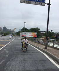 路上看到这一幕 共享单车变私家单车?