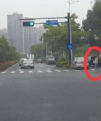乱闯红灯 好心提醒还被回骂:关你屁事