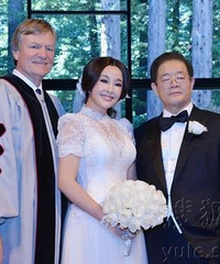 刘晓庆罕见携75岁富商丈夫露面 一身紫装很亮眼