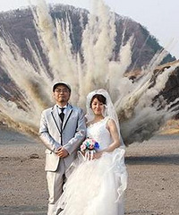 别人婚纱照玩的是创意 日本这对情侣是在玩命啊!