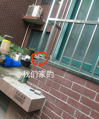 "华丰附近一个做铝合金门窗的,老板人品差,做工也很垃圾。"
