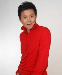 4岁父亲病逝,12岁登台演出,如今娶才女为妻