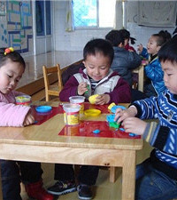 "不到3岁的女儿,2天就爱上了幼儿园!避免分离焦虑,家长应该这"