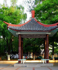 公园里,3岁的女儿都不见了,她还坐在凉亭