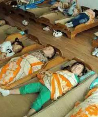 不睡午觉? 幼儿园强迫孩子午睡手段真奇葩
