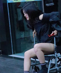 不愧是坡姐 都坐轮椅了还坚持工作